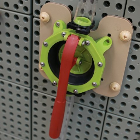 MASTERKIDZ Pompa Wodna Do Zestawu Hydraulicznego - Tablica Naukowo-Kreatywna STEM WALL MASTERKIDZ Pompa Wodna Do Zestawu Hydraulicznego - Tablica Naukowo-Kreatywna STEM WALL
