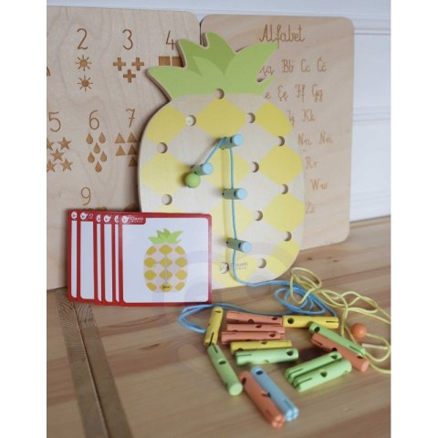 CLASSIC WORLD Wooden Threader Pineapple Pegs 21 pcs. CLASSIC WORLD Wooden Threader Pineapple Pegs 21 pcs.