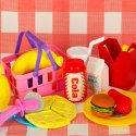 Kosz piknikowy koszyk fast food pizza burger jedzenie prowiant przekąski na piknik Kosz piknikowy koszyk fast food pizza burger jedzenie prowiant przekąski na piknik