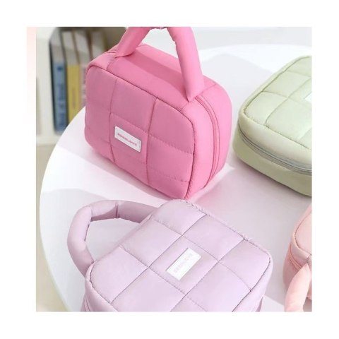 Kosmetyczka damska pikowana kuferek z rączką 21 x 17 x 8 cm KS139FIO Kosmetyczka damska pikowana kuferek z rączką 21 x 17 x 8 cm KS139FIO