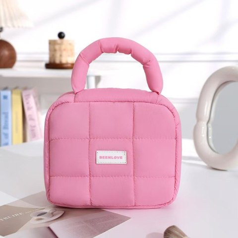 Kosmetyczka damska pikowana kuferek z rączką 21 x 17 x 8cm KS139R Kosmetyczka damska pikowana kuferek z rączką 21 x 17 x 8cm KS139R