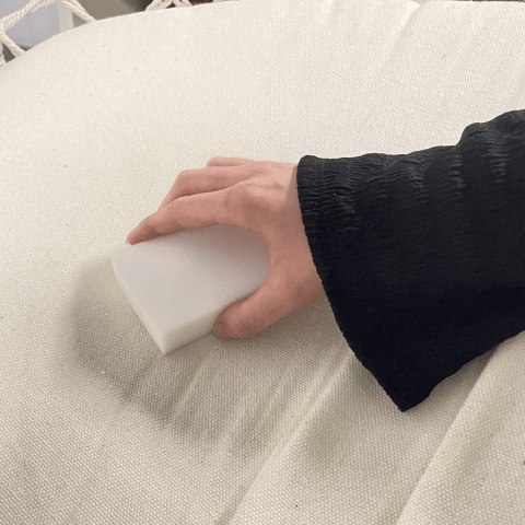 Magiczna gąbka z melaminy usuwa trudne plamy Magiczna gąbka z melaminy usuwa trudne plamy