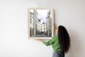 Plakat Wieloczęściowy Uliczka Przy Montmartre W Paryżu Rama Drewniana Z Passe-Partout Kolor Naturalny
