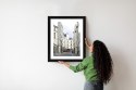Plakat Wieloczęściowy Uliczka Przy Montmartre W Paryżu Rama Drewniana Z Passe-Partout Kolor Naturalny