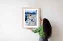 Plakat Wieloczęściowy Typowe Greckie Budynki Z Niebieskimi Dachami Na Santorini Rama Drewniana Z Passe-Partout Kolor Naturalny